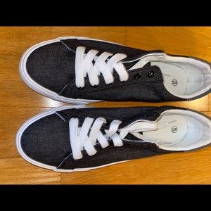 Men’s Size 9.5 NEW